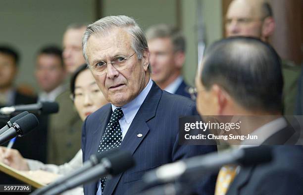 Secdef Rumsfeld 174 Defence Secretary Donald Rumsfeld Visits Stock Photos, High-Res ...