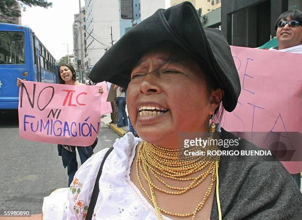 Blanca Chancoso, dirigente indigena ecuatoriana grita consignas a las afueras de la embajada de Colombia en Quito el 21 de octubre de 2005. El...