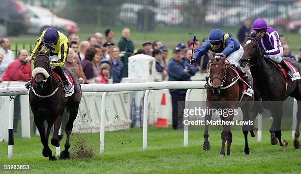 Palace Episode ridden by Neil Callan on its way to winning the Racing Post Trophy Stakes at Doncaster Racecourse on October 22, 2005 in Doncaster,...