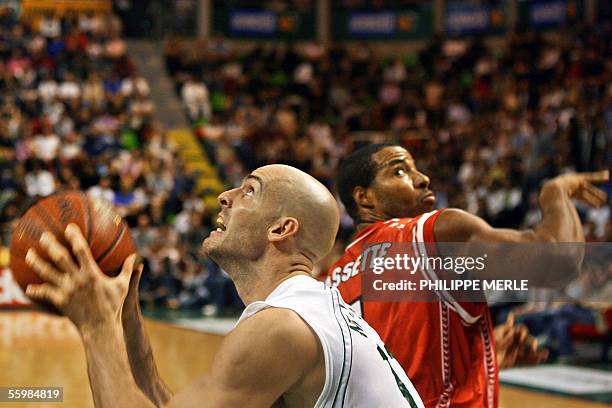 Villeurbanne' Swiss player Harold Mrazek , vies with Bourg-en-Bresse's Reggie Bassette during their French ProA basketball match, 22 October 2005 at...