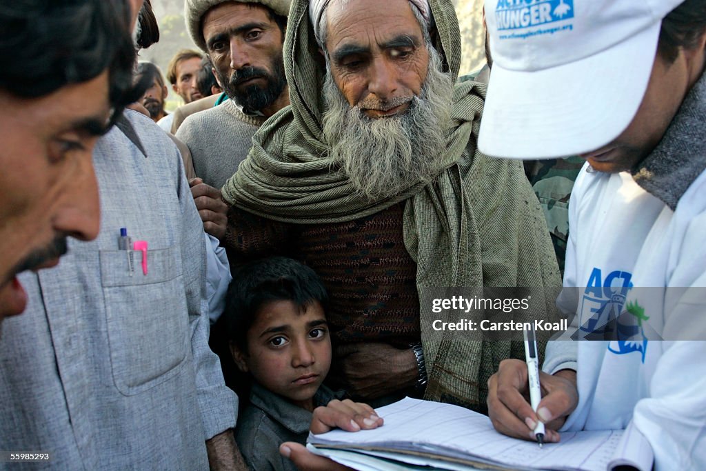 Pakistanis Wait For Earthquake Relief In Paras