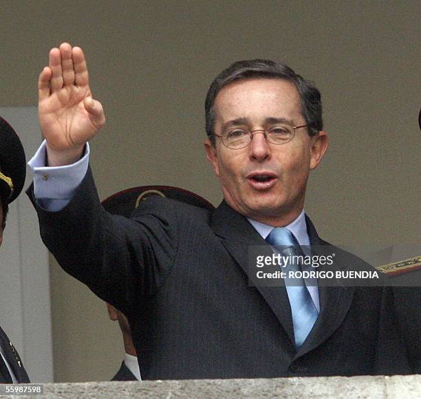 El presidente de Colombia, Alvaro Uribe saluda a la prensa a su llegada al Palacio de Carondelet en Quito el 23 de octubre de 2005. Uribe inicio este...