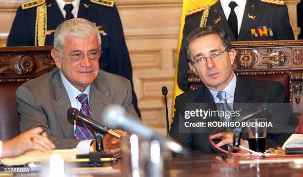 El presidente de Ecuador Alfredo Palacio junto a su homologo de Colombia Alvaro Uribe durante una reunion en el Palacio de Carondelet en Quito el 23...