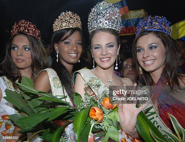 Alexandra Braun Waldeck of Venezuela waves as she is crowned Miss Earth 2005 in Manila 23 October 2005, flanked by winners Jovana Marjanovic of...