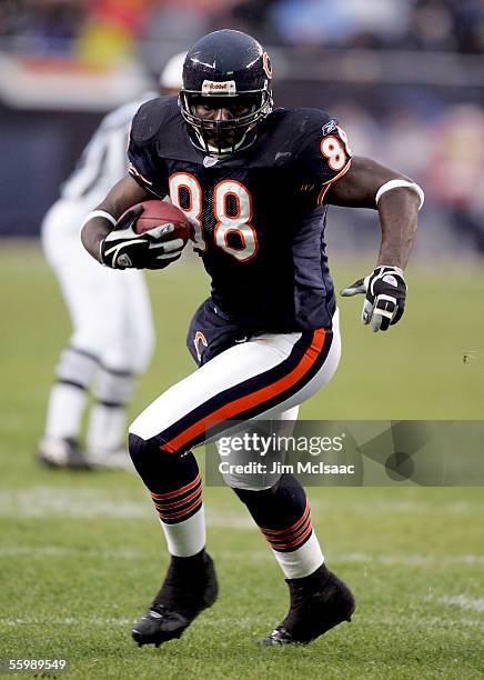 Tight end Desmond Clark of the Chicago Bears runs the ball against the Baltimore Ravens during their game on October 23, 2005 at Soldier Field in...