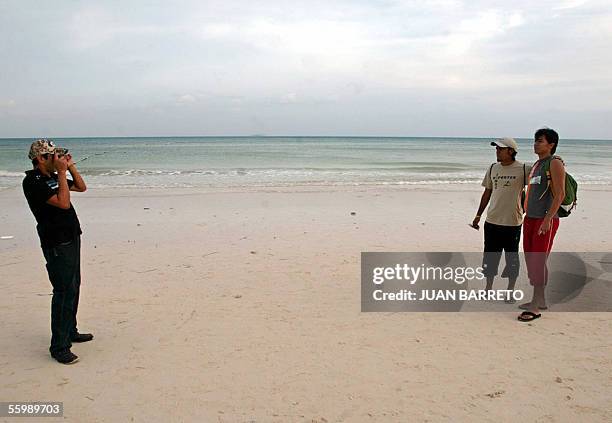 Turistas se toman fotos en Playa del Carmen en Mexico despues de la gran marejada del huracan Wilma el 23 de octubre de 2005. Luego de tres dias de...