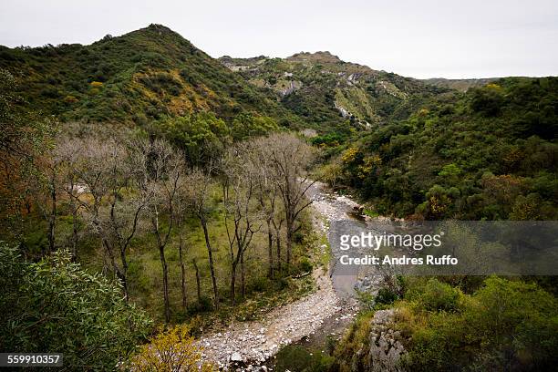 general view of a river surrounded by mountains - andres ruffo stock-fotos und bilder