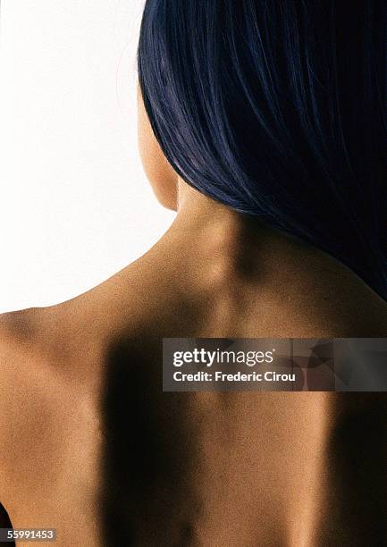 woman's bare upper back, close up. - vertebras photos et images de collection