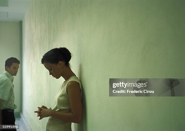 couple in front of wall. - problemas de parejas fotografías e imágenes de stock