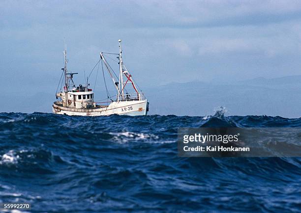 fishing boat at sea - high imagens e fotografias de stock