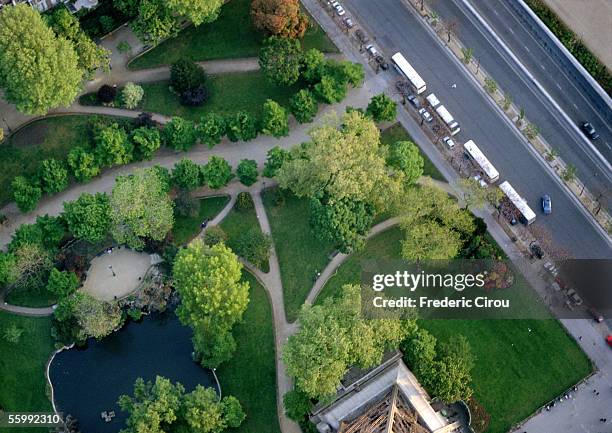 france, paris, park and road, birdseye view. - aerial park stockfoto's en -beelden