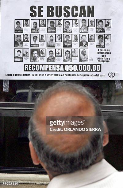 Un hombre observa un afiche el 24 de octubre de 2005 en Ciudad de Guatemala, donde se anuncia la recompensa de 50 mil quetzales por quien de...