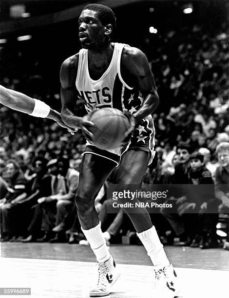 Albert King of the New Jersey Nets sets up to shoot a short jump shot during an NBA game at the Brendan Byrne Arena circa 1981 in East Rutherford,...