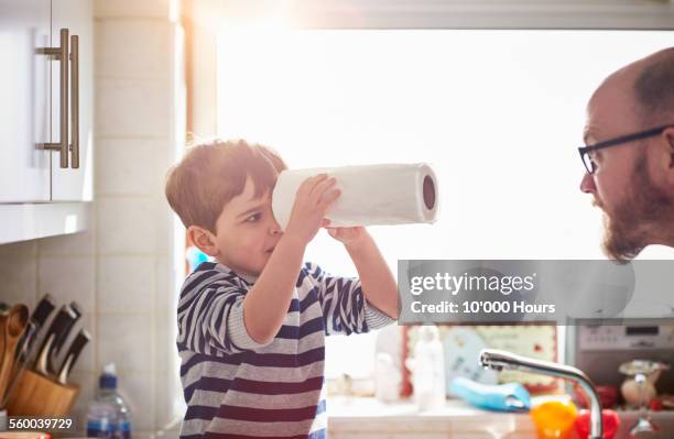 father and son playing the kitchen - paper towel 個照片及圖片檔