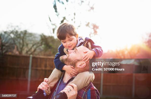 son sitting on father's shoulders - leanincollection father fotografías e imágenes de stock