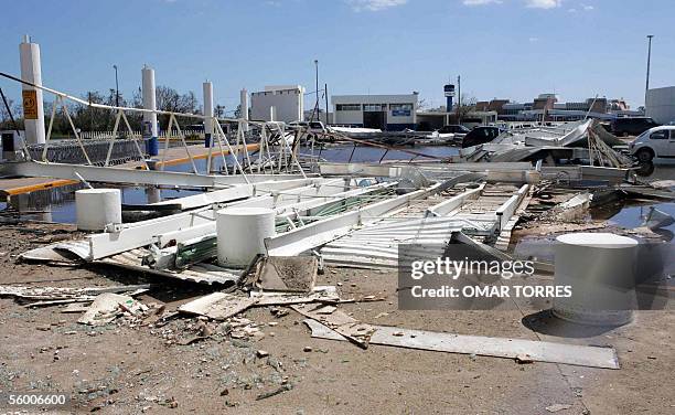 Destrozos provocados por el huracan Wilma en la terminal numero 1 del aeropuerto de Cancun, Mexico, el 25 de octubre de 2005. Mas de 1.800 turistas...