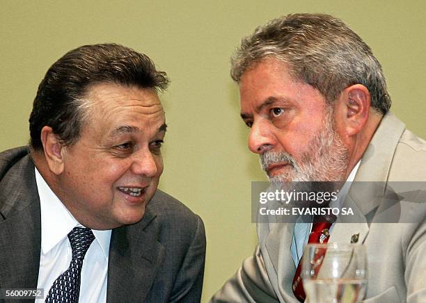 El presidente de Brasil, Luiz Inacio Lula da Silva y su ministro de Agricultura, Roberto Rodrigues, conversan durante la ceremonia de apertura del...