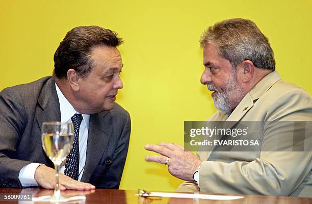 El presidente de Brasil, Luiz Inacio Lula da Silva y su ministro de Agricultura, Roberto Rodrigues, conversan durante la ceremonia de apertura del...