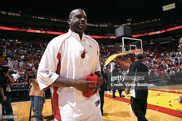 Shaquille O'Neal of the Miami Heat warms up before the Hurricane Katrina Relief Benefit Game with the San Antonio Spurs at American Airlines Arena on...