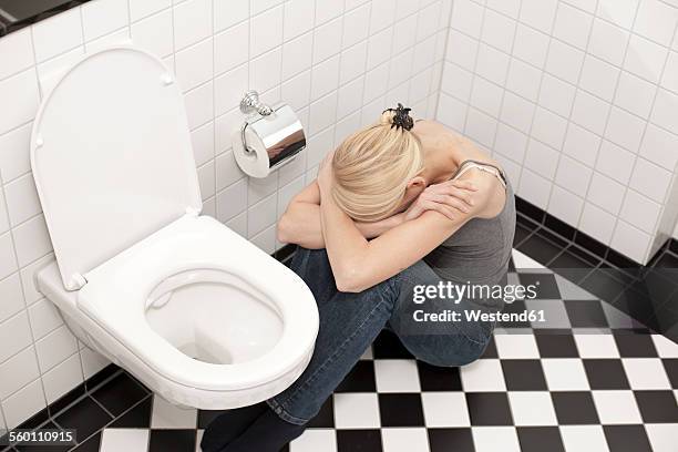 despaired anorexic young woman at the toilet - bulimia 個照片及圖片檔