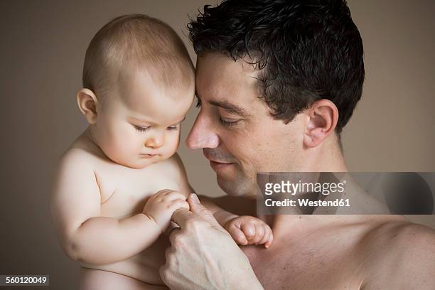portrait of father and baby girl - fundo castanho imagens e fotografias de stock