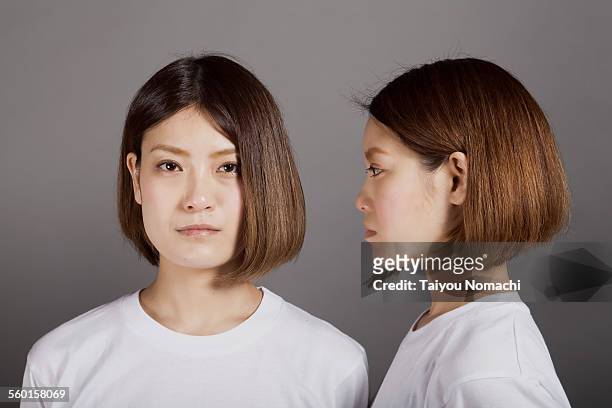 twins - asian twins stockfoto's en -beelden