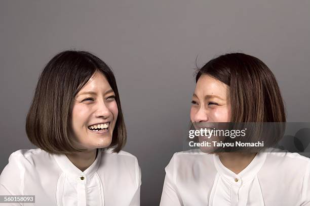 twins - asian twins 個照片及圖片檔