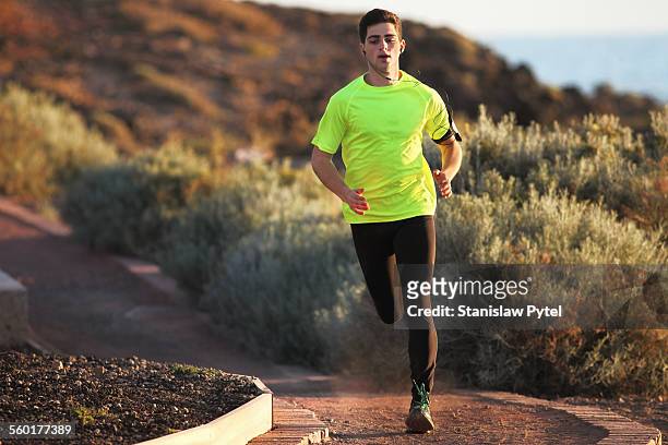 runner on sandy road in dry environment - runner man stockfoto's en -beelden