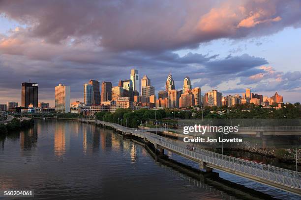 schuylkill banks boardwalk, philadelphia - fluss schuylkill stock-fotos und bilder