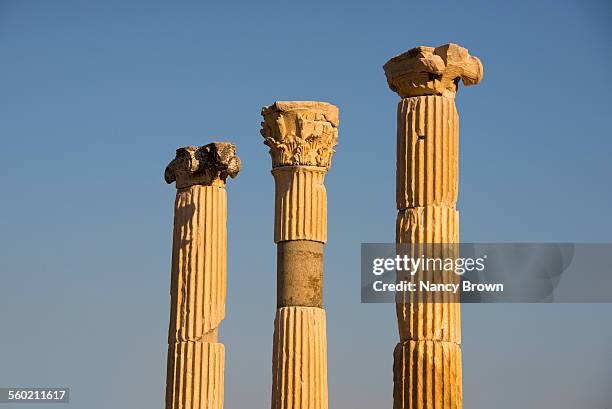 three roman column ruins in ephesus - drei gegenstände stock-fotos und bilder