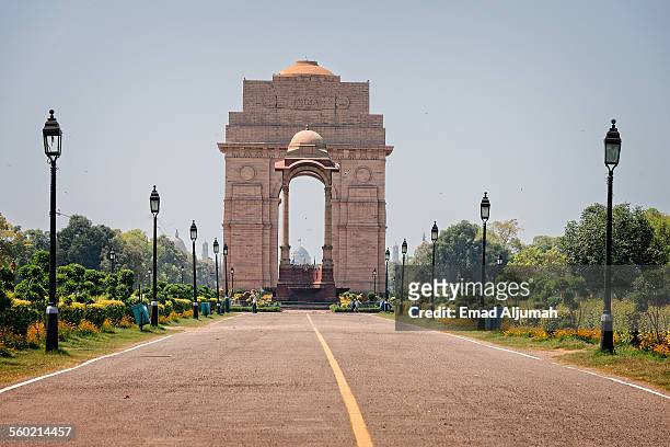 india gate, new delhi, india - india gate photos et images de collection