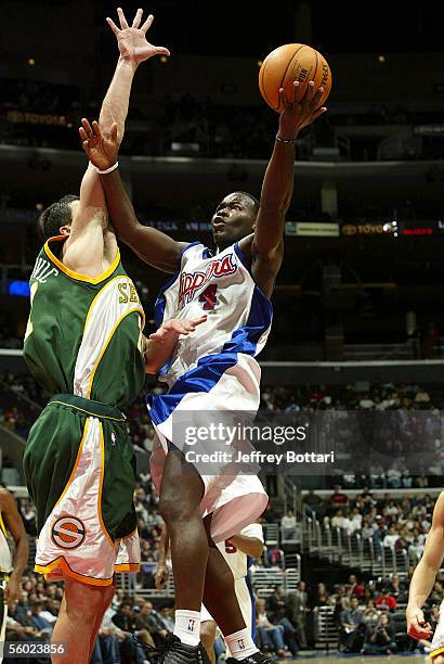Anthony Goldwire of the Los Angeles Clippers puts up a shot against Vladimir Radmanovic of the Seattle SuperSonics during a preseason game on October...