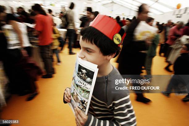 Un petit garcon circule, le 28 octobre 2005, dans les stands du 25e Festival de la bande dessinee "Quai des bulles" de Saint-Malo. Pour feter ses...