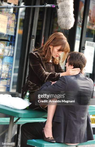 Uma Thurman and Luke Wilson kiss on the set of the movie "Super XGirlfriend" October 28, 2005 in New York City.