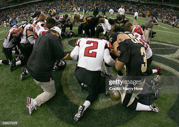 Kicker Todd Peterson of the Atlanta Falcons and kicker John Carney of the New Orleans Saints pray before the game at the Alamodome on October 16,...