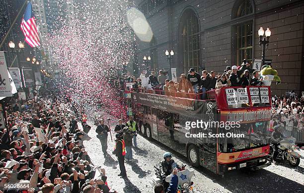 Chicago White Sox fans cheer as members of the team pass by on buses during a parade through the city's downtown October 28, 2005 in Chicago,...