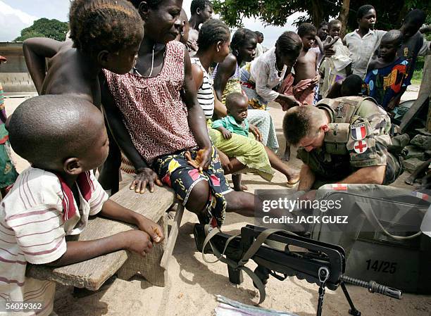 Des soldats Francais de la Force Licorne en Cote d'Ivoire soignent, le 27 octobre 2005, des habitants du village de Fitaissou. Fitaissou est l'un des...