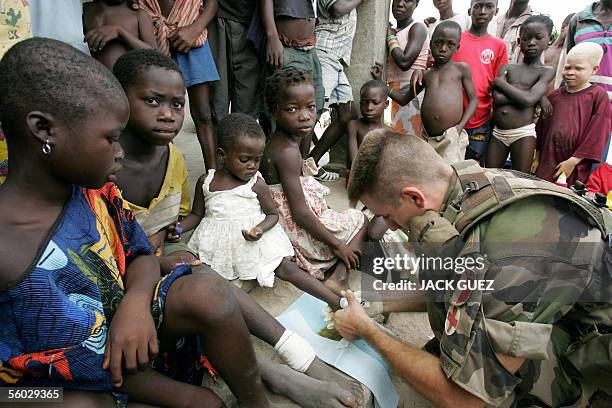Des soldats Francais de la Force Licorne en Cote d'Ivoire soignent, le 27 octobre 2005, des habitants du village de Fitaissou. Fitaissou est l'un des...