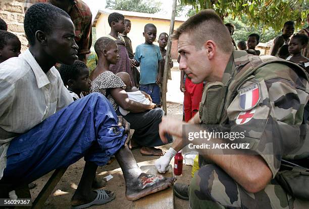 Des soldats Francais de la Force Licorne en Cote d'Ivoire soignent, le 27 octobre 2005, des habitants du village de Fitaissou. Fitaissou est l'un des...