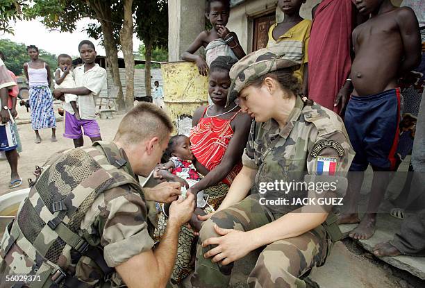 Des soldats Francais de la Force Licorne en Cote d'Ivoire soignent, le 27 octobre 2005, des habitants du village de Fitaissou. Fitaissou est l'un des...