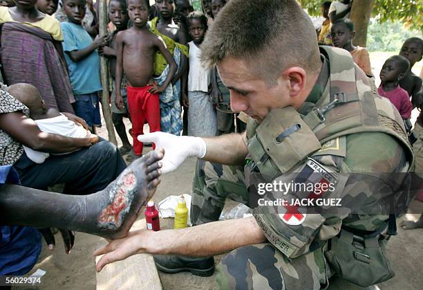 Des soldats Francais de la Force Licorne en Cote d'Ivoire soignent, le 27 octobre 2005, des habitants du village de Fitaissou. Fitaissou est l'un des...