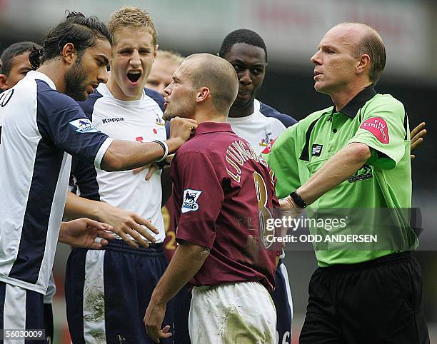 London, UNITED KINGDOM: Mido and Michael Dawson of Tottenham has an argument with Fredrik Ljungberg of Arsenal as referee S Bennett tries to calm...