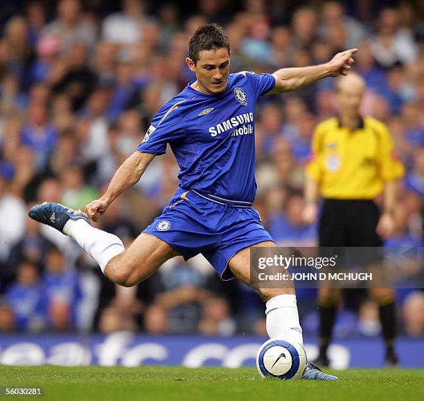 London, UNITED KINGDOM: Chelsea's Frank Lampard scores from a penalty against Blackburn Rovers during their Premiership game at Stamford Bridge in...