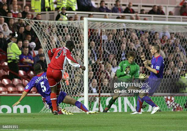 Middlesborough, UNITED KINGDOM: Middlesbrough's Jimmy Floyd Hasselbaink vies with Rio Ferdinand of Manchester United who scores a home goal goal past...