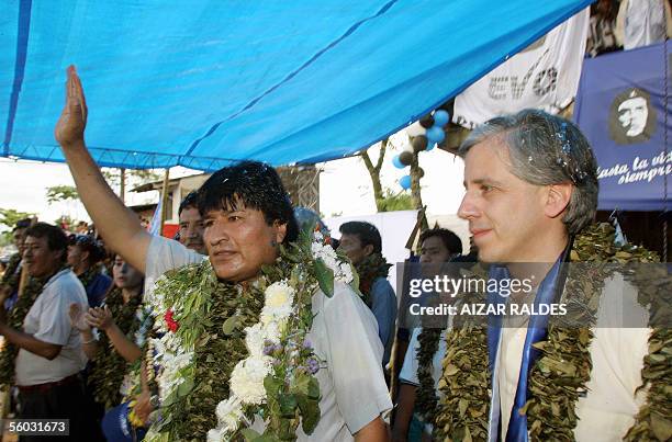 El lider cocalero Evo Morales junto a Alvaro Garcia Linera, candidatos a presidente y vice presidente por el Movimiento Al Socialismo saludan el 29...