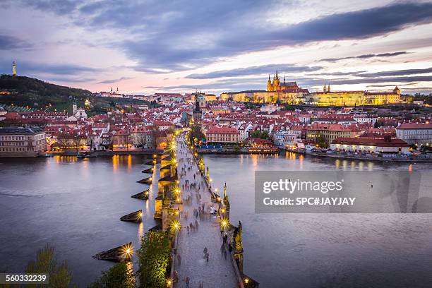 twilight time at charles bridge in prague - castelo de hradcany imagens e fotografias de stock