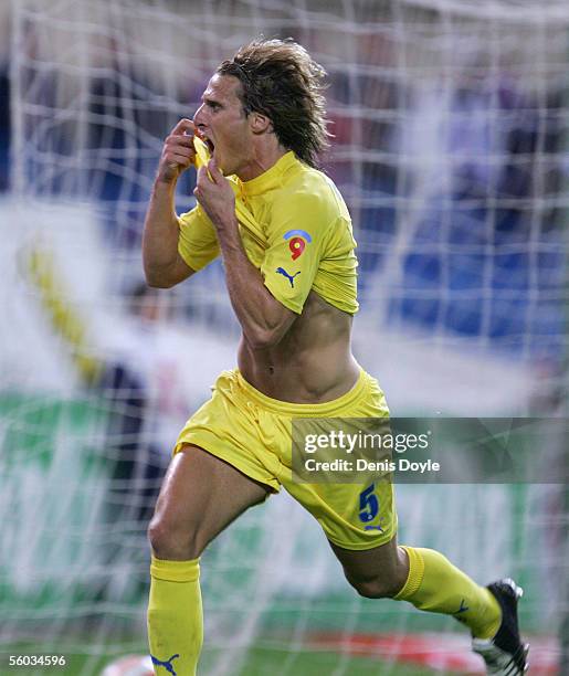 Diego Forlan Ripped Diego Forlan Imágenes Fotografías e imágenes de stock - Getty Images