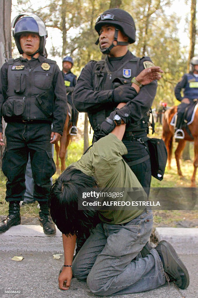 Un policia detiene a un aficionado de lo