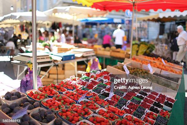 a fruit stall in a open market in apt - marché provence photos et images de collection