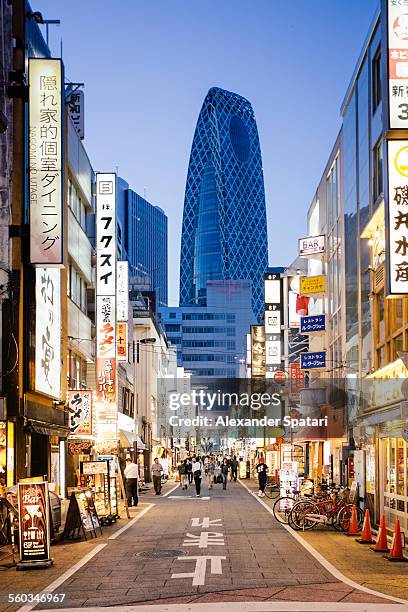 street with neon signs in shinjuku, tokyo, japan - prefeitura de tóquio imagens e fotografias de stock